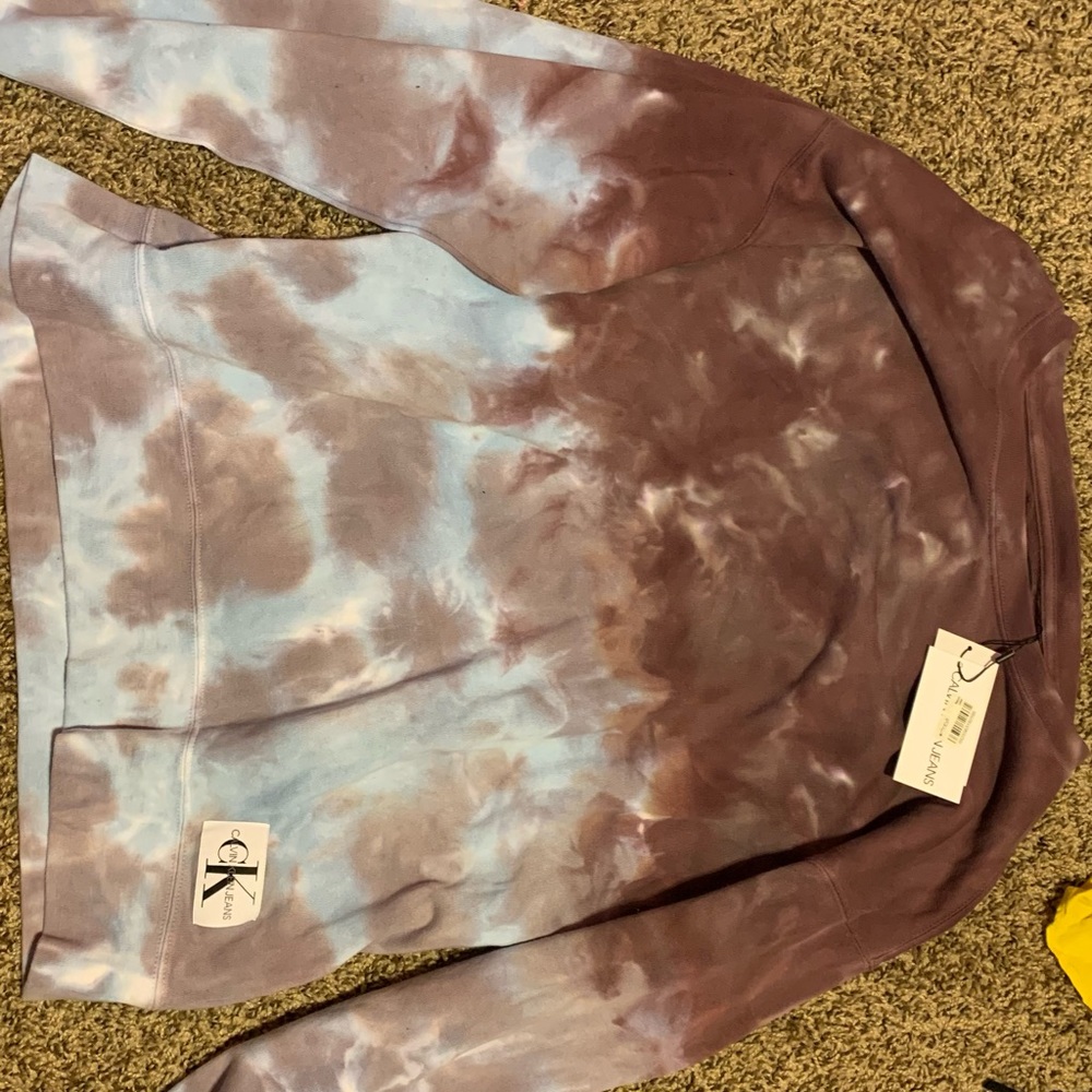I’m selling this Calvin Klein sweater